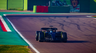 In beeld: Sergio Pérez verrijdt eerste meters voor gloednieuw Formule 1-team van Cadillac