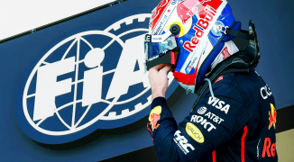 Verstappen verzocht op de knieën te gaan: 'Sorry stewards, FIA en fans voor mijn wangedrag'