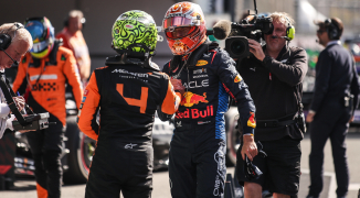 Verstappen en Norris knuffelend voor de camera in mediapen Las Vegas