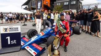 Emotionele zege in voormalige Jos Verstappen-auto als eerbetoon aan overleden Nieuw-Zeelander