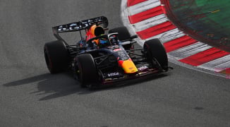 Verstappen snelste op tweede testdag, maar hij en Hadjar veroorzaken allebei rode vlaggen