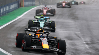 Verstappen ging bijna Piastri achterna de muur in: Nederlander hield RB21 nog net op de baan