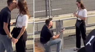 Man doet huwelijksaanzoek op tribune tijdens pole Verstappen in Bakoe