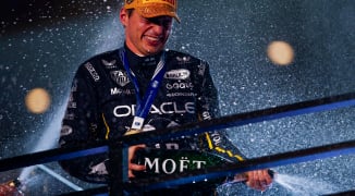 Vettel noemt 'steeds beter wordende' Verstappen eng: "Hij weet die manier wél te vinden"