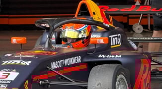 Coronel als 22e afgevlagd tijdens Spaans F4-debuut; Strauven pakt zege in Barcelona