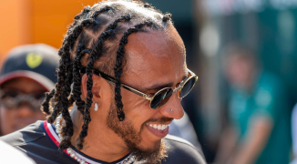 VIDEO: Marshal rent achter Hamilton aan tijdens parade om handtekening te scoren
