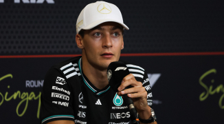 Russell kan foto op Alonso-hoesje niet geloven: "Wat?! Is dit echt?"
