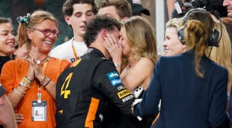 Corceiro blikt terug op kus met Norris en kritiek op Verstappen: "Ik negeer het"