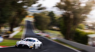 Bizarre crashes op Bathurst: coureur kopstoot kangaroe, enorme klapper in blinde bocht | F1 Shorts