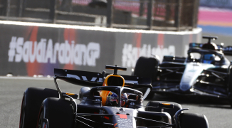 Checo y Alonso ACECHAN a Verstappen en la FP1