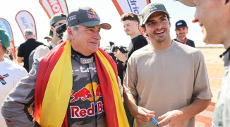 Sainz junior verrast winnaar Sainz senior bij finish Dakar: "Dit was zijn droom"