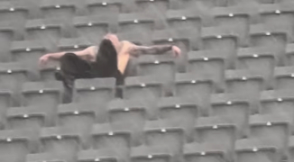 VIDEO: Opmerkelijk moment van man zonder shirt voor Red Bull-garage