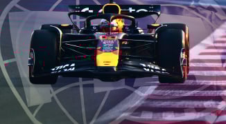 Mercedes op de bon na crash met Tsunoda en biedt excuses aan bij Red Bull