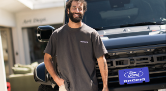 Daniel Ricciardo signs new deal with Ford Racing