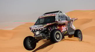 Dakar 2026: Puck Klaassen wint Etappe 8, Van den Brink ziet truckrivalen hard crashen