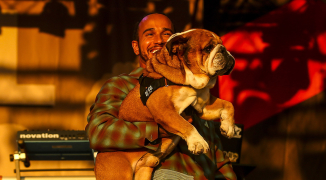 Hamilton brengt feestdagen door met hond Roscoe: "Geen beter cadeau"