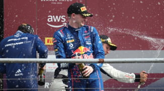 Verstappen ook in GT3 flink bestraft, winst van eigen team Max glipt door de vingers