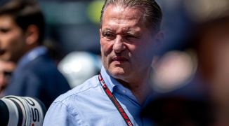 Jos Verstappen loopt direct weg na zestiende plek zoon Max