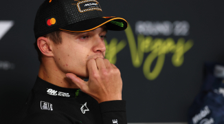 VIDEO | Norris en Piastri gediskwalificeerd, titelkansen Verstappen springlevend