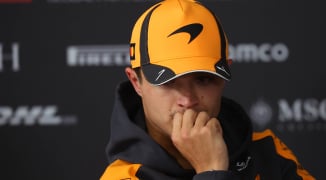 Norris zorgt voor hilariteit tijdens video: 'Wat drugs om jullie uit te kunnen staan'