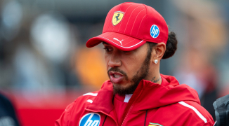 Hamilton compleet in zak en as: 'Misschien moet Ferrari een andere coureur nemen'