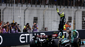 Hamilton glundert na inhalen Russell: "Het was nu of nooit"