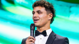 Norris vloekt tijdens speech op FIA-gala en wordt onderbroken door FIA-president
