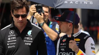 Toto Wolff over ontwikkelrace met Red Bull en Ferrari: 'Zij kiezen een andere strategie'
