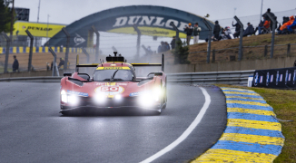 Ferrari verslaat Toyota van De Vries in regenachtig Le Mans, zege voor Schuring bij GT3's
