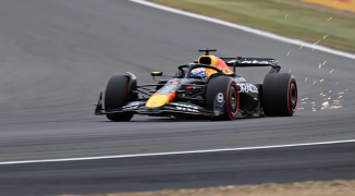 Verstappen pakt uitgerekend op Silverstone zijn 44e pole position uit zijn carrière