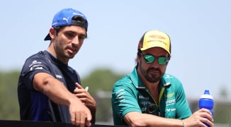 F1 Hoy: Carlos Sainz derrite corazones; Fernando Alonso hace predicción extraña de Aston Martin