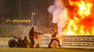 Haas-teambaas blikt emotioneel terug op crash Grosjean: "Zijn schoen zat nog in de auto"