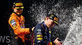 Verstappen wint actie van het jaar met inhaalmanouvere op Piastri in Imola