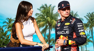 Rood hoofd van Verstappen zorgt voor hilariteit op internet: 'Kent hij geen zonnebrand?!'