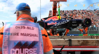 Verstappen crasht hard in beginfase Dutch Grand Prix, Norris pakt winst bij afscheid Zandvoort