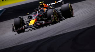 Windvlaag zorgt voor opmerkelijk moment in Miami, hekken vallen op auto's Verstappen en Pérez
