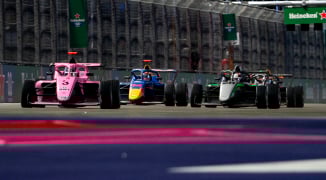 Gekkenhuis in Vegas: Pin wint Race 1 van F1 Academy na Red Bull-diskwalificatie en Ferrari-crash