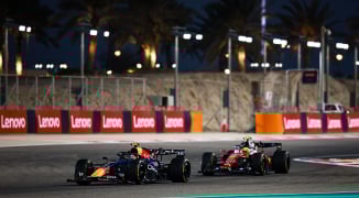 Hamilton zorgt voor rode vlag, Antonelli klokt snelste tijd in Bahrein