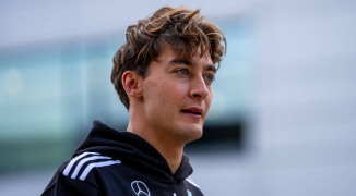 Mercedes overweegt eenjarig contract: Russell voelt druk, Verstappen in beeld