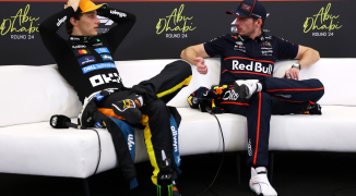 Verstappen plaagt Piastri tijdens persconferentie: "Dan was jij de kampioen geweest"