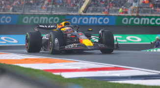 VIDEO: Max Verstappen spint tijdens kletsnatte eerste vrije training op Zandvoort