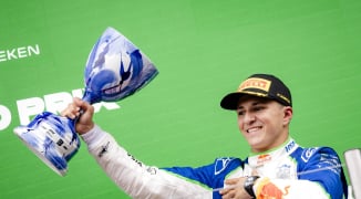 Hadjar maakt tijdens het feesten zijn eerste trofee in F1 kapot na podiumplek