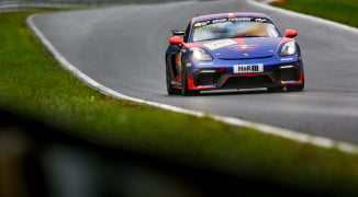 Verstappen foutloos in Nürburgring-debuut en pakt eerste plek bij de teruggeschroefde Porsches