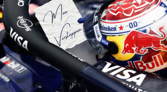 Dit is waarom Verstappen in de cockpit steeds een A4-velletje krijgt van Lambiase