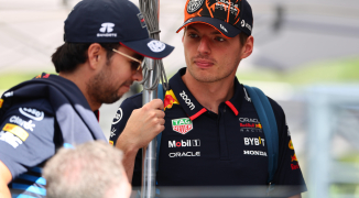Verstappen en Pérez oefenen Nederlandse plaatsnamen: "Geerenfen, Deutingum!"