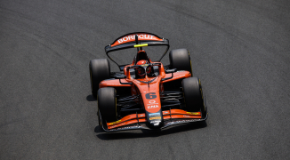 Bizarre startcrash bij Formule 2 in Monaco met elf auto´s waaronder Richard Verschoor