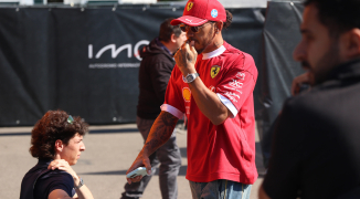 Hamilton vraagt om broodnodige updates: 'Als je ziet hoe snel Max door de eerste bochten gaat'