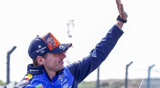 Geniale Verstappen laat zien hoe het moet en rijdt 100-koppig deelnemersveld aan gort