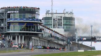 Zesuursrace op de Nürburgring gaat door ondanks explosie met 22 gewonden