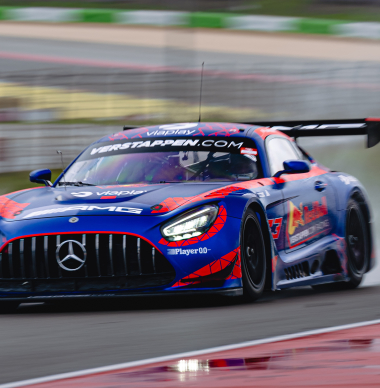 Bahreinse royalty in auto van Verstappen: dit is met wie Max zijn AMG deelde bij de GT3-test